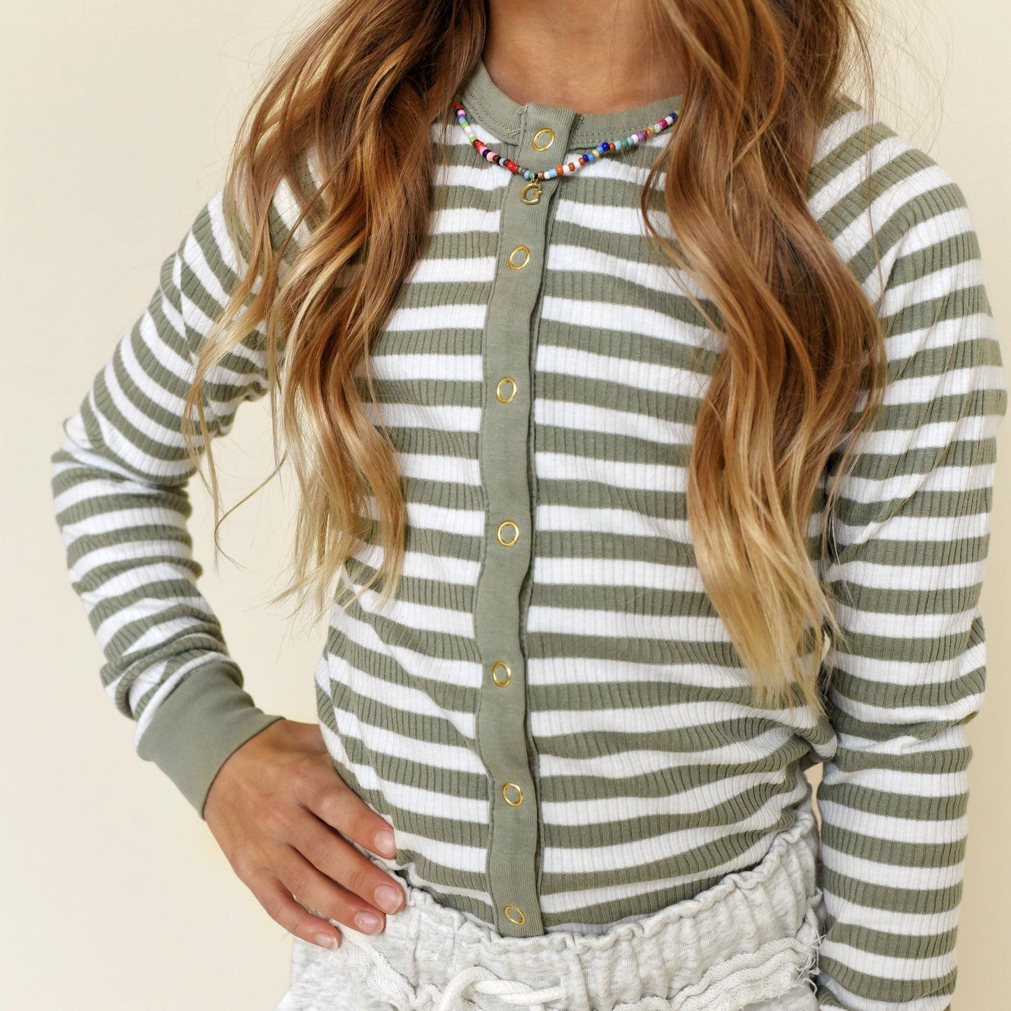 fitted snap tee - olive + white