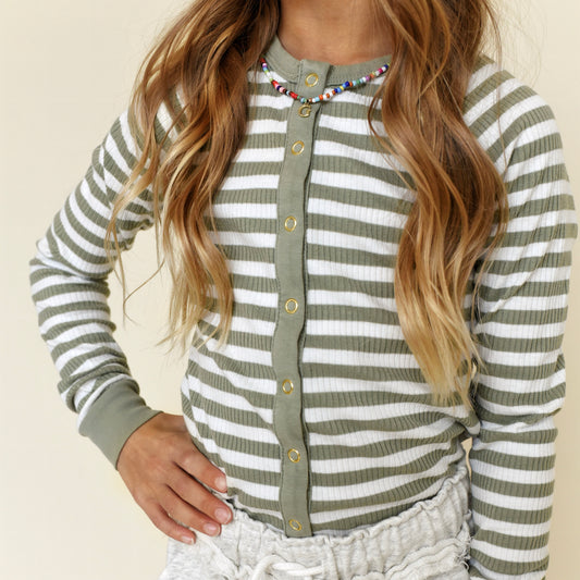 fitted snap tee - olive + white